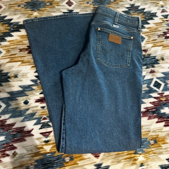 WOMEN'S WRANGLER® WANDERER 622 HIGH RISE FLARE JEAN IN SMOKE SEA - Picture 6 of 12